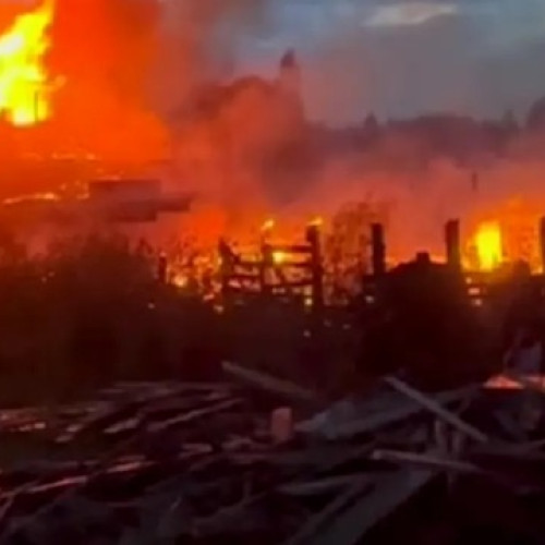 Incendiul de la pensiunea din Râșnov a fost localizat. Alimentarea cu apă s-a făcut de la o distanță de aproximativ 3-4 kilometri