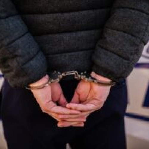 Elev de 15 ani, din Neamţ, înjunghiat de un adolescent pentru că i-a refuzat cererea de o țigară. Agresorul a fost reţinut pentru 24 de ore și va fi prezentat Parchetului. Incidentul a avut loc în afara orelor de curs, în Parcul Municipal din Roman.