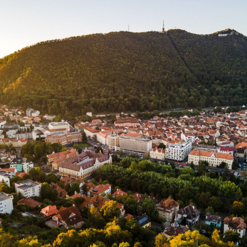 Primăria Brașov și universitatea locală demarează un proiect de evaluare vizuală a clădirilor din oraș pentru risc seismic