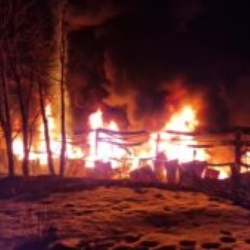 Spașnie la depozit pentru materiale plastice, după incendiu VIDEO