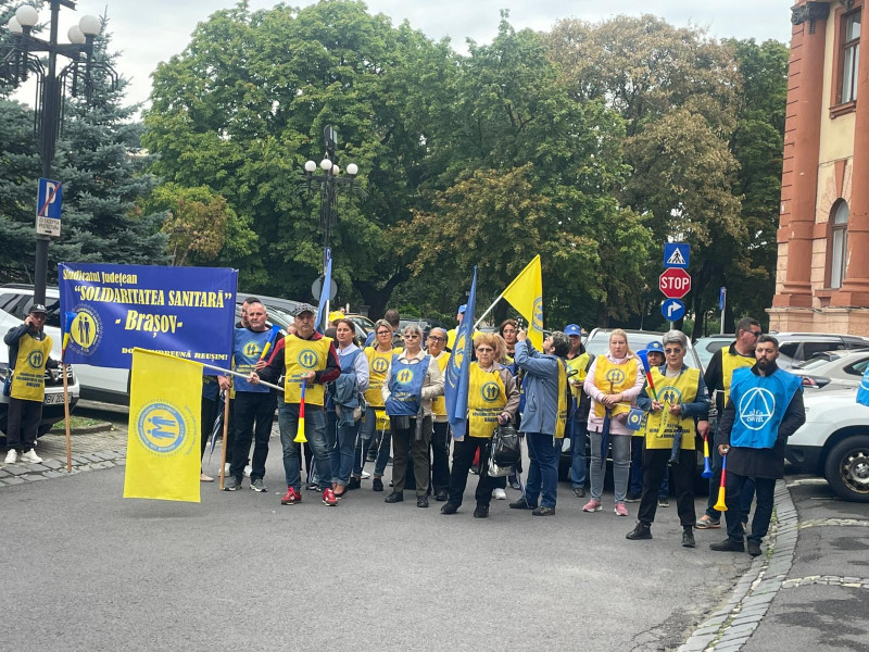 Protest în Brașov față de măsurile guvernului, în fața Prefecturii