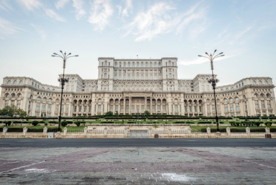 Femeie depistată la intrarea în Parlament cu șase cuțite; poliția verifică