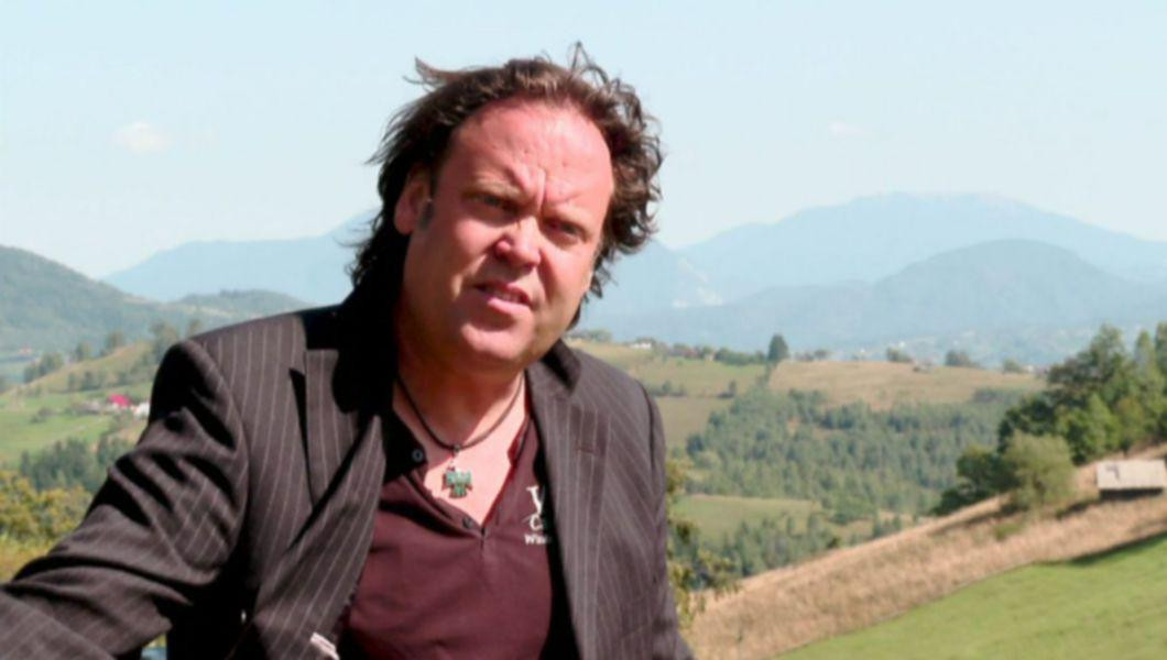 VIDEO Jurnalistul britanic Charlie Ottley, mutat la Șirnea, se chinuie de 5 ani să ne obțină cetățenia