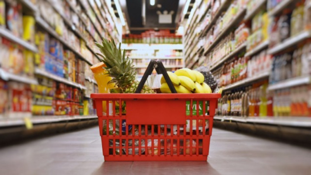 Preţurile alimentelor de bază au scăzut în august, influențate de fructe și legume