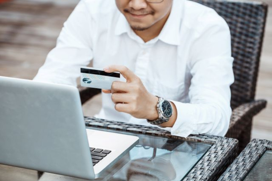 Inflația determină românii să-și reducă cheltuielile pentru cumpărăturile online