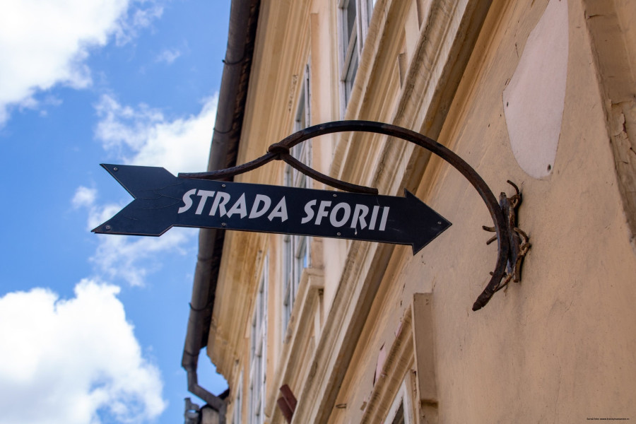 Poliția Locală Brașov sancționează desenatul pe Strada Sforii, simbol istoric al orașului
