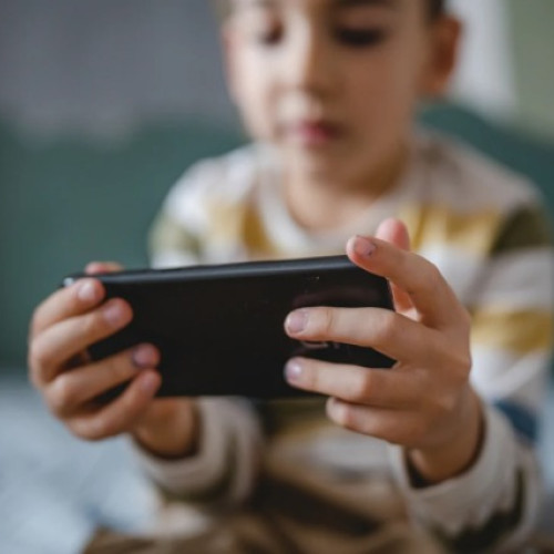 Meta limitează utilizarea chatbot-urilor AI pentru protecția copiilor