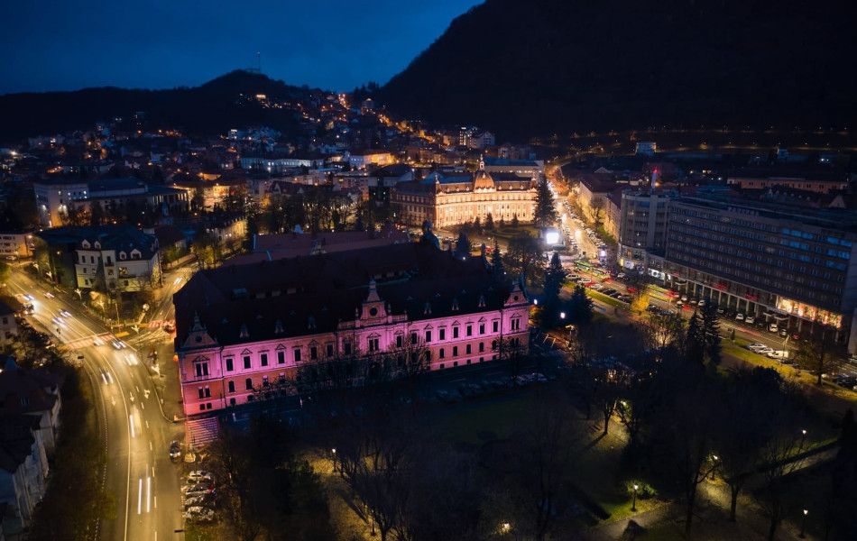 Clădirea Primăriei Brașov și literele de pe Tâmpa se iluminează în roz de Ziua luptei împotriva cancerului la sân