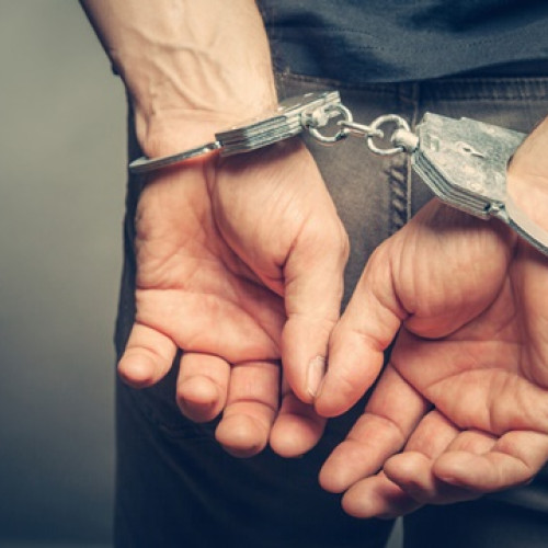 Un bărbat urmărit național, prins de polițiști pe strada Republicii