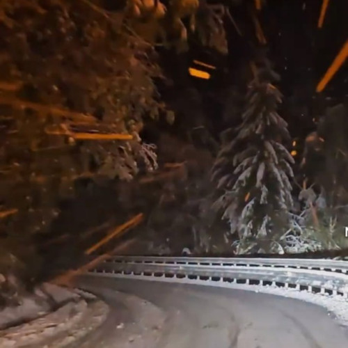 Drumarii din Brașov intervin pe DN 73 din cauza ninsorilor abundente