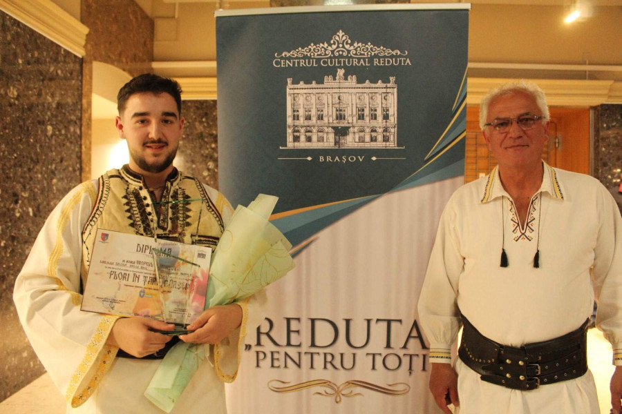 Tineri artiști din zece județe participă la Festivalul național „Flori în Țara Bârsei”