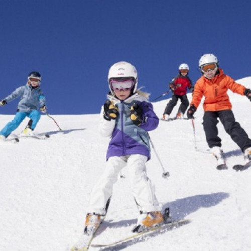 Vacanța de schi 2026 se va desfășura în intervale diferite, în funcție de județ