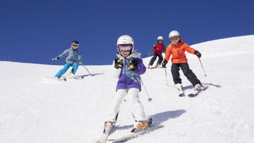 Vacanța de schi 2026 se va desfășura în intervale diferite, în funcție de județ