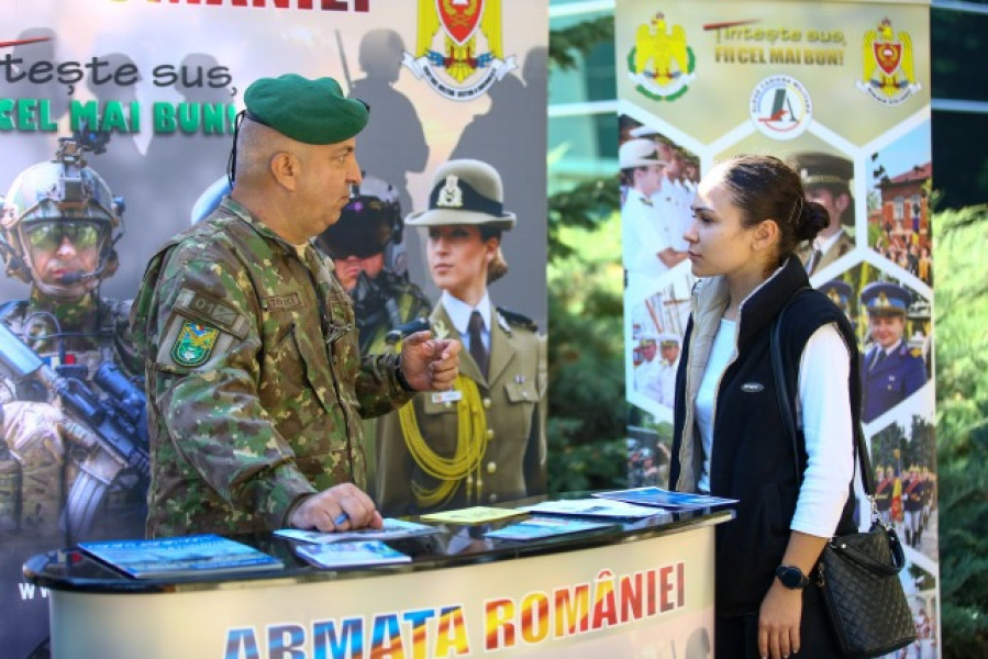 Campania Ziua Armatei României în școli ajunge în liceele din Brașov