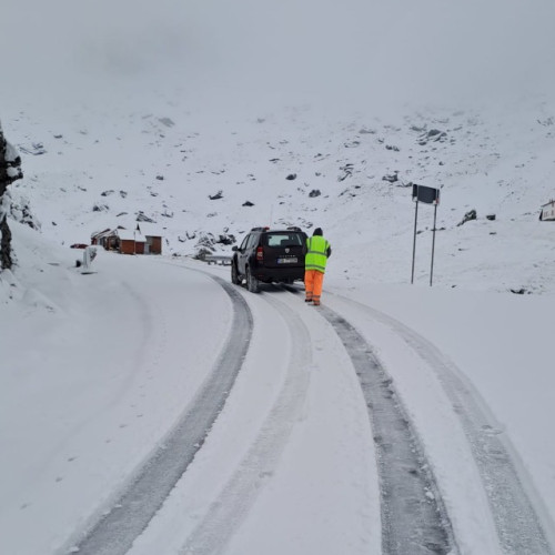 Transfăgărășan și Transalpina rămân închise din cauza ninsorii