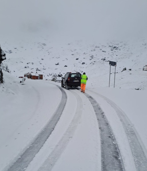 Transfăgărășan și Transalpina rămân închise din cauza ninsorii