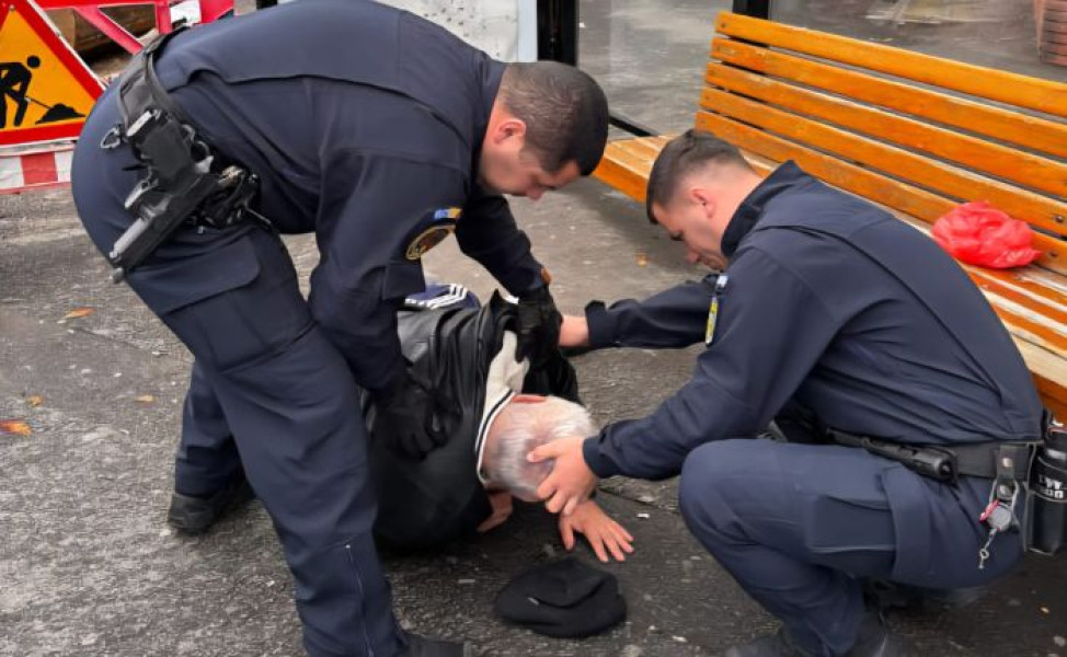 Jandarmii din Brașov au salvat un bărbat căzut într-o stație de autobuz