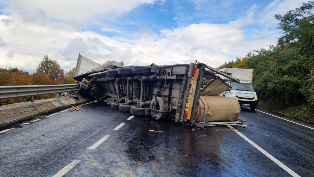 Accident rutier pe DN1 la Codlea implicând un autotren cu scurgeri de carburant