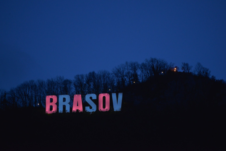 Brașovul iluminează în roz și bleu literele de pe Tâmpa pentru Ziua părinților de îngeri