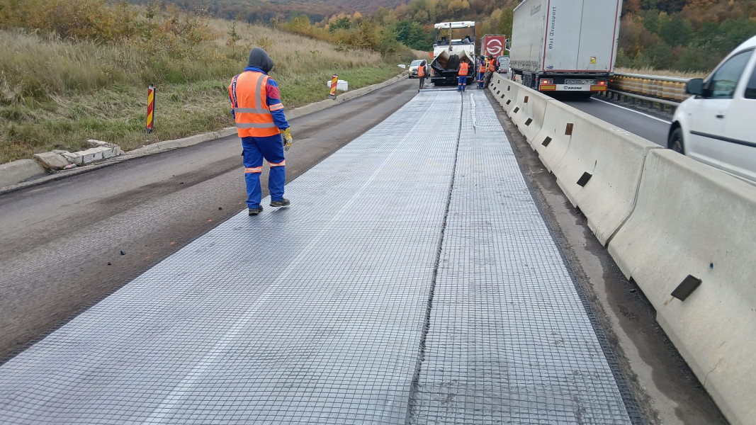 Lucrări de asfaltare pe DN1, între Vlădeni și Perșani, pentru ranforsarea drumului