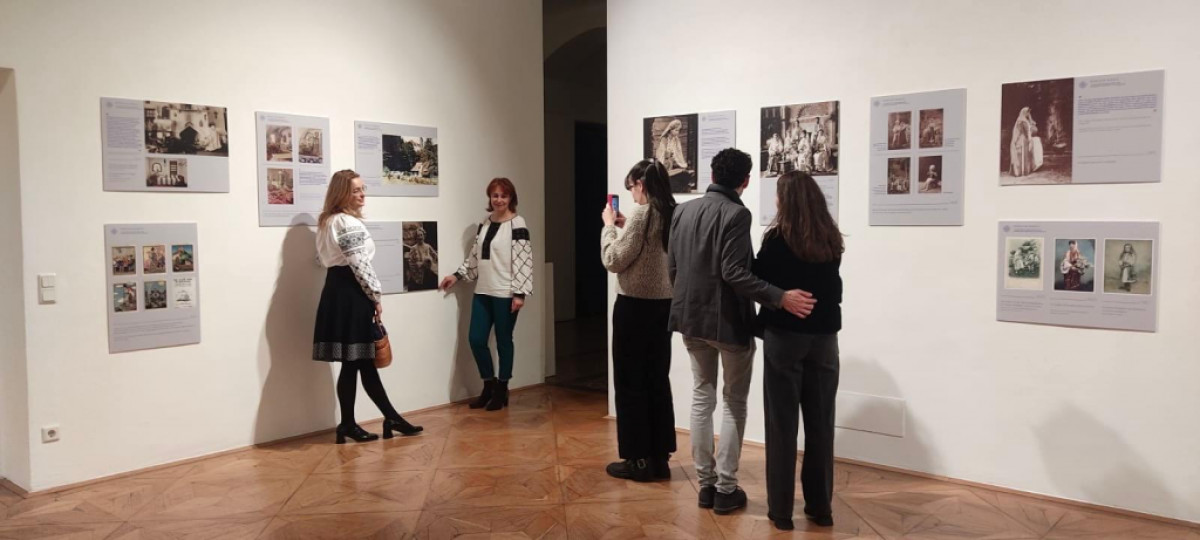 Expoziția dedicată Reginei Maria, prezentată la ICR Viena, evidențiază contribuția sa culturală