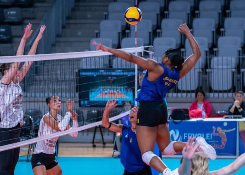 Corona Brașov a început sezonul de volei feminin cu o victorie categorică