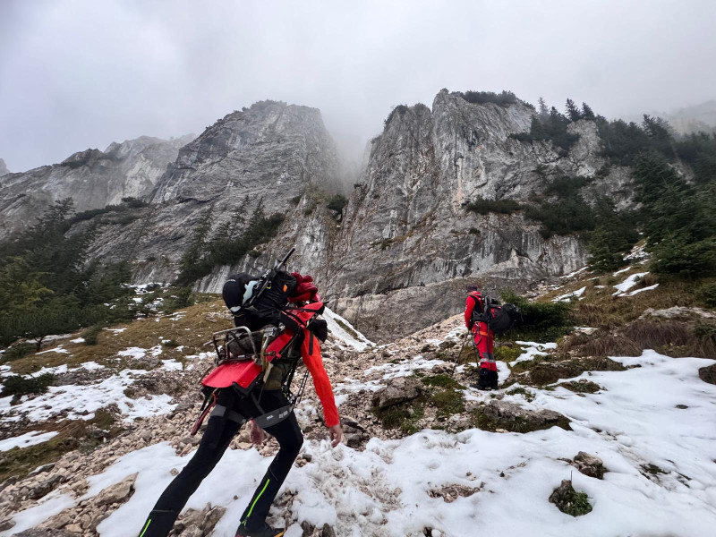 Tânăra căzută în râpă în Munții Piatra Craului a murit