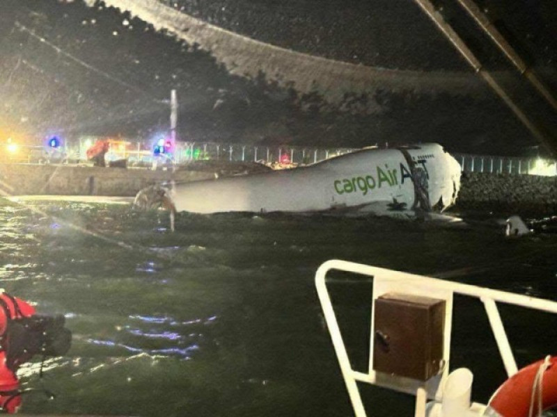 Două persoane decedate după prăbușirea unui avion cargo în Hong Kong