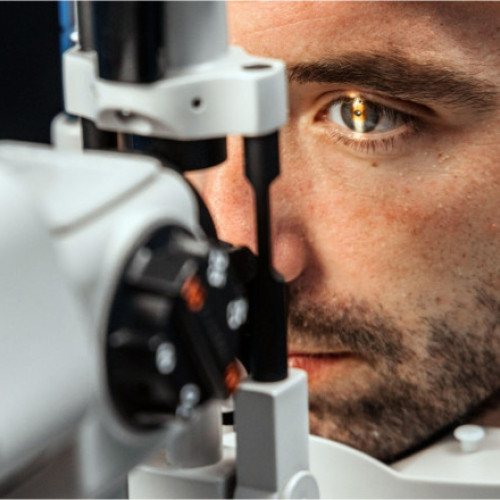 Implantul ocular electronic redă vederea centrală pacienților cu degenerescență maculară avansată