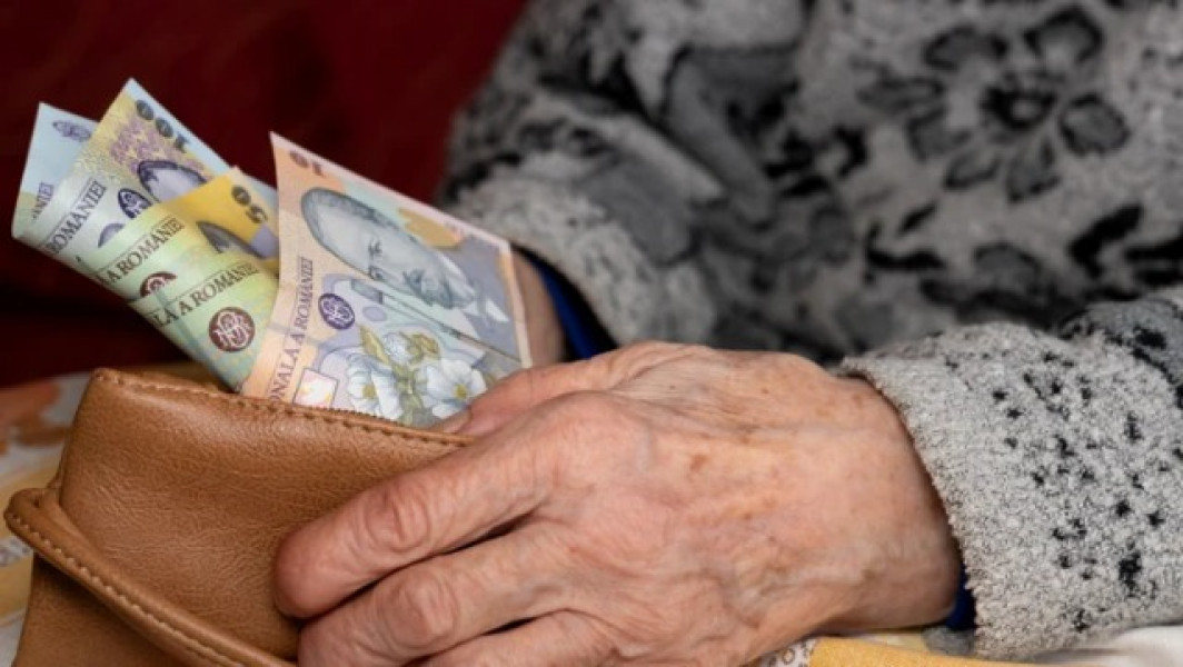 Pensionarii cu venituri sub 2.500 lei primesc în decembrie o primă specială de 400 lei