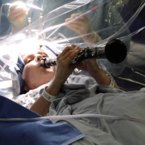 Muziciană cu Parkinson simte îmbunătățiri după stimularea electrică a creierului