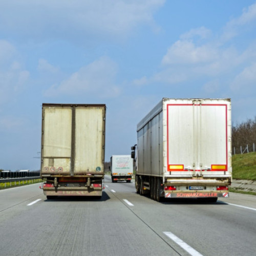 O rețea din Oradea trimisă în judecată pentru incendierea tirurilor de lux