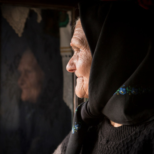 Populația României continuă să scadă și se confruntă cu o îmbătrânire accentuată