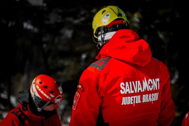 Echipă Salvamont în acțiune pentru evaluarea situației montane