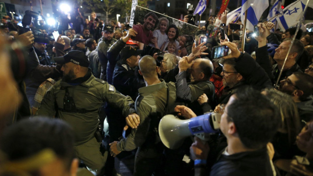 Mii de oameni au protestat în mai multe oraşe din Israel pentru eliberarea ostaticilor deţinuţi de Hamas. Furie între manifestanți împotriva lui Netanyahu.