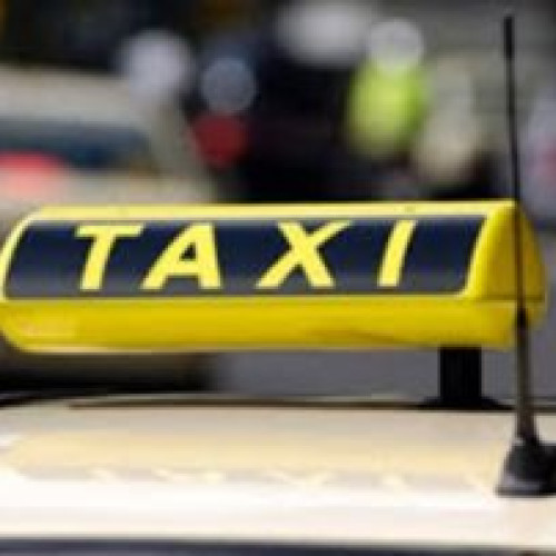 Taximetriştii continuă luni protestele în Piaţa Constituţiei pentru a modifica legislaţia care afectează taximetria