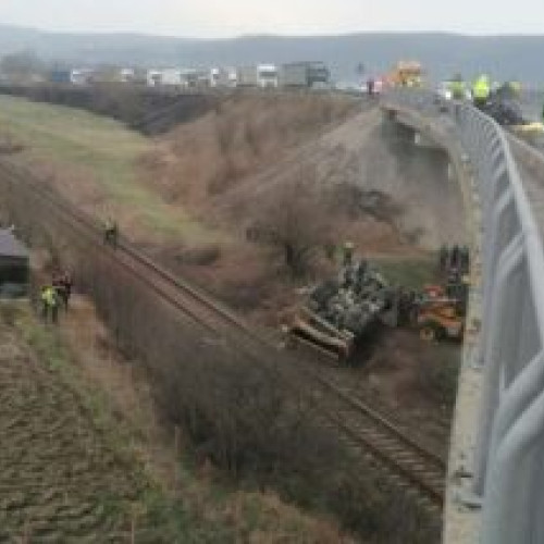 ACCIDENT grav, 3 morți pe DN 1 în județul Sibiu. Un camion a căzut de pe pod și a lovit o mașină