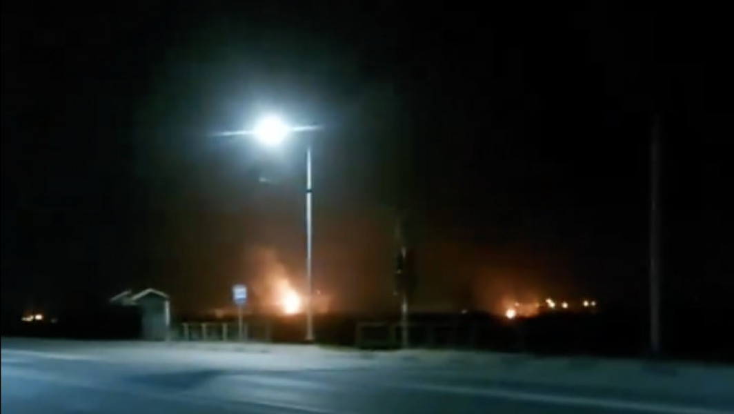 Armata rusă a anunțat doborârea a 35 de drone ucrainene în mai multe regiuni ale Rusiei. Atacurile au provocat un incendiu la o rafinărie din Krasnodar și au lovit o secție de votare în Zaporojie.