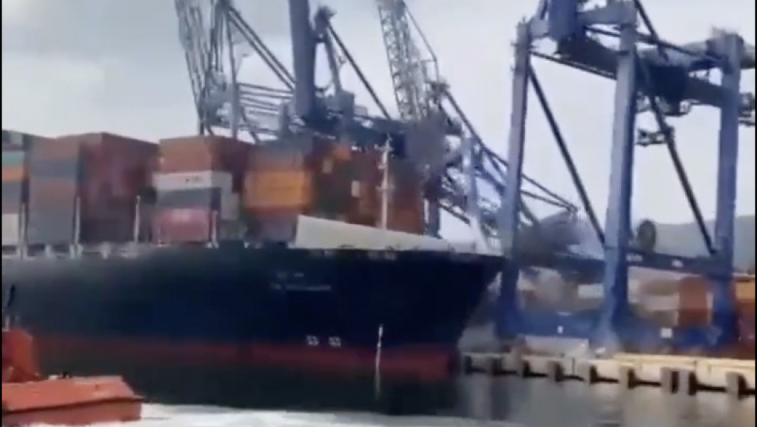 Coliziune în portul Evyap: Cargou din Hong Kong a dărâmat mai multe macarale în Marea Neagră