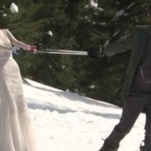 Cuplu de miri schiază în ţinute de nuntă în Poiana Braşov, în urma unei şedinţe foto speciale