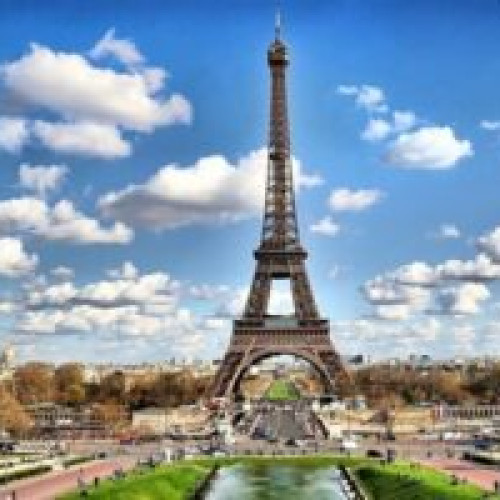 Franța a ridicat nivelul de alertă la cel mai înalt după atacul de la Moscova