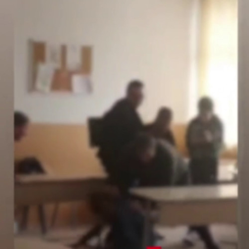DOUĂ PROFESORI ȘI DOI ELEVI DE CLASA A VII-A SE BAT ÎNTR-O ȘCOALĂ DIN BACĂU