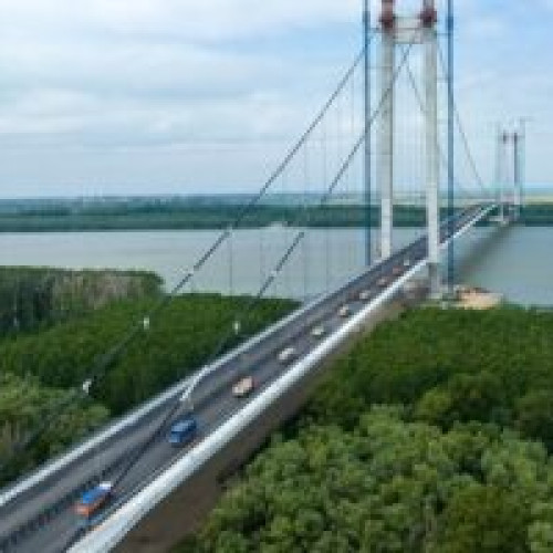 Dunărea, frontieră între Bulgaria și România, nu face parte din Acordul Schengen. Cozi interminabile la punctul de trecere Ruse-Giurgiu, amenințate de intrarea parțială în spațiul european de liberă circulație. Nemulțumiri din partea șoferilor și comentarii discriminatorii ale taximetriștilor din Ruse, afectați de decizia Comisiei Europene. Mii de autovehicule au așteptat ore întregi pentru a traversa frontiera, iar situația nu se va schimba prea curând. Și aceasta este doar o mică parte a dezvoltărilor. Detalii despre acest subiect important, pe g4media.ro. Comunitatea noastră de cititori de pe Facebook
