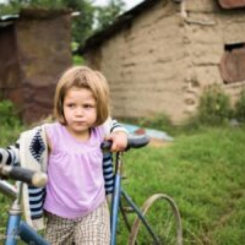 Peste 40% dintre copiii şi tinerii români se aflau în risc de sărăcie sau excluziune socială în 2021