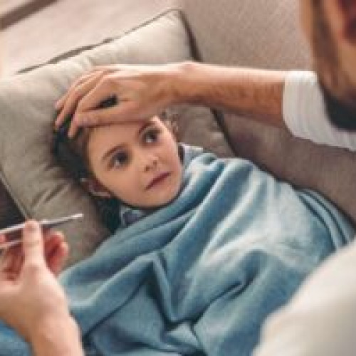 Sute de copii prezenți zilnic la spitalele de copii din București pentru infecții respiratorii și scarlatină. Poliția intervine pentru a menține ordinea.