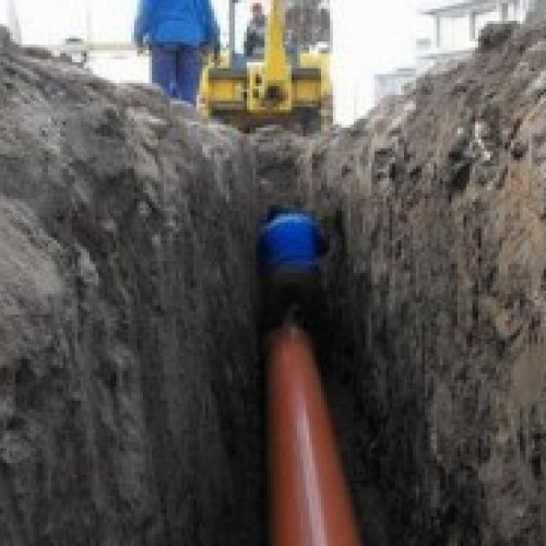 84 de Străzi din Săcele vor avea rețele de apă și canalizare extinse cu finanțare europeană și guvernamentală. Primarul orașului, Virgil Popa, a anunțat că investiția de 50 de milioane de euro va fi implementată în câteva luni de zile, după finalizarea licitației pentru reabilitarea și extinderea rețelelor. Apă și canal pe mai multe zone ale Săceleului - Reabilitarea și extinderea rețelelor din licitație photo by arhivă. Dacă vrei să primești știrea prima dată, dă-ne un Like pe pagina de Facebook și urmărește-ne pe canalele de Whatsapp și Telegram!