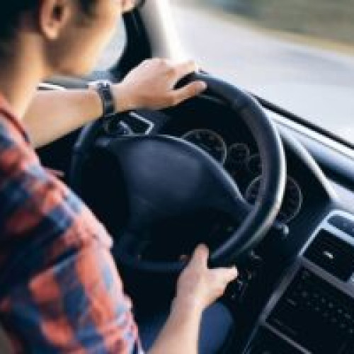 Minorul de 17 ani care are permis poate conduce asistat de o persoană cu permis de minimum 10 ani