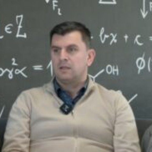 Expertul contabil Sorin Bâscă, membru CECAR, a prezentat în emisiunea "Culisele Zilei cu Sebastian Dan" argumentele pentru care primarul Allen Coliban și USR mint despre patinoarul Fundației Țiriac. Bâscă, nominalizat de social-democrați pentru lista comună de candidați a PNL și PSD, propune reorganizarea Primăriei pentru a ușura relația cu cetățenii și antreprenorii. Vezi detalii la emisiunea de mai jos! Urmează-ne pe Facebook pentru alte știri interesante!