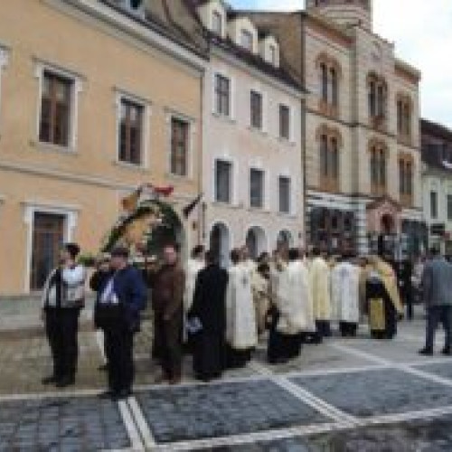 Procesiune de Florii în Brașov, Sâmbătă, Duminica lui Lazăr. Pelerinaj ritual pentru sărbătoarea Intrării triumfale a Domnului în Ierusalim. Credincioșii vor fi însoțiți de ramuri sfințite și cântece religioase. Pe 28 aprilie este Duminica Floriilor, iar pe 5 mai este Paștele Ortodox. Dă-ne un Like pe Facebook!