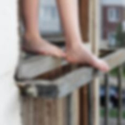 Tânăra din Brașov, proaspătă mămică, a sărit de la etajul 5 și a murit, într-un bloc din Brașov. Femeia a căzut dintr-o fereastră de pe scara blocului. Se presupune că ar fi suferit de depresie postnatală.